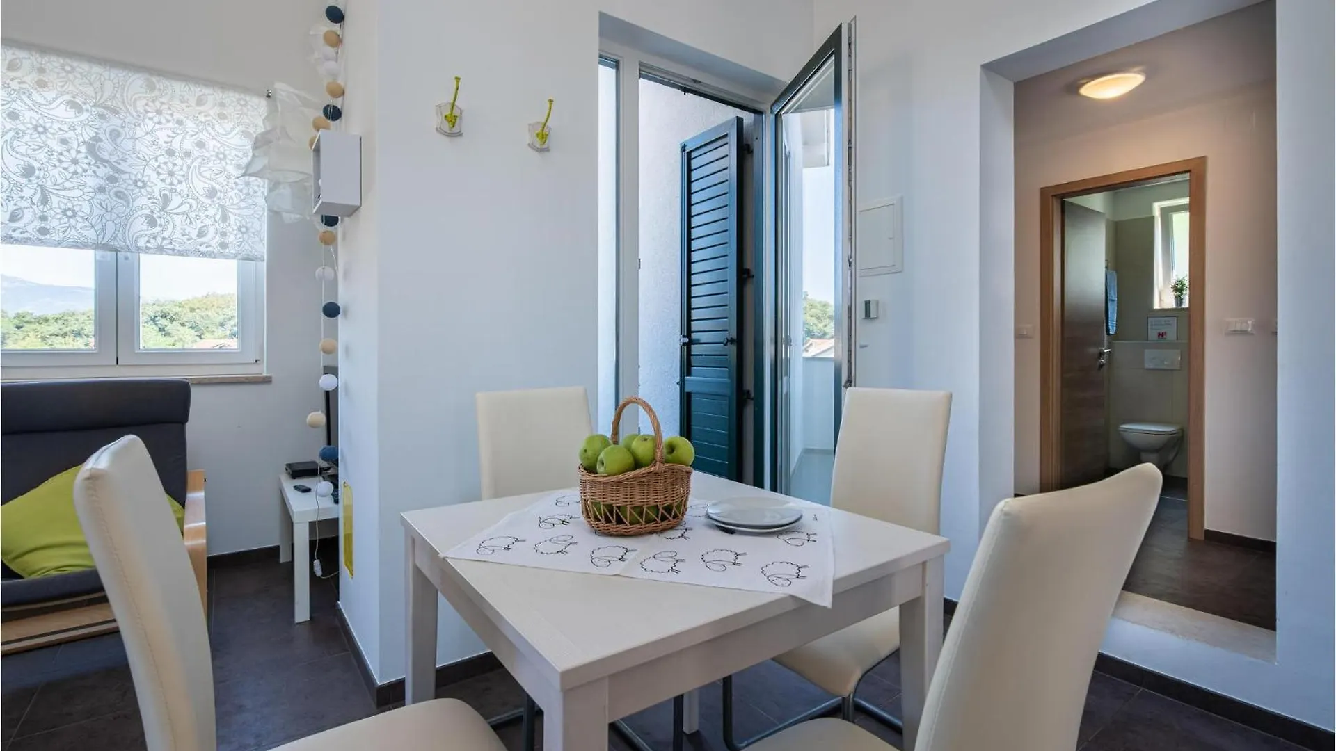 4 Bedroom Gorgeous Apartment In Porozina